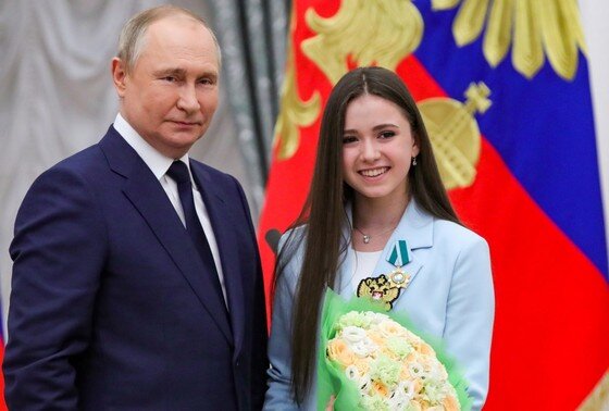    Президент РФ Владимир Путин и олимпийская чемпионка по фигурному катанию Камила Валиева