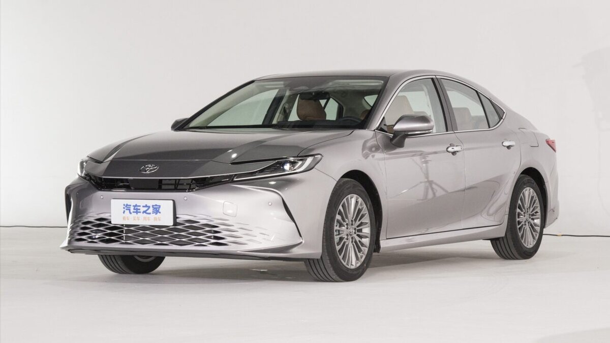 Совершенно новая Toyota Camry (XV80) подешевела в России. Она доступнее и  экономичнее Camry предыдущего поколения (XV70) | iXBT.com | Дзен