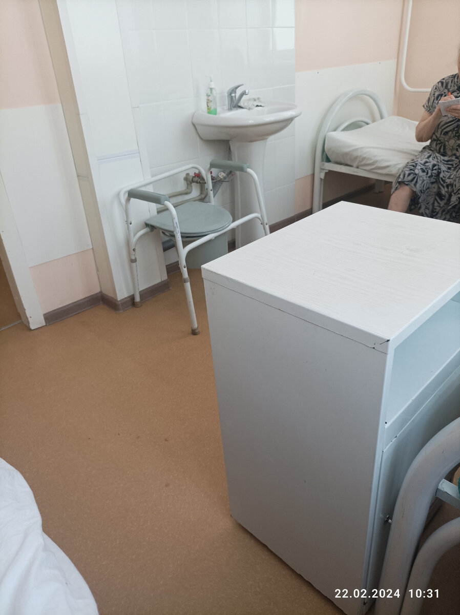 На фото этот туалет стоит напротив тумбочки 94х-летней женщины, которая не желает принимать пищу напротив этого стула-нужника. 