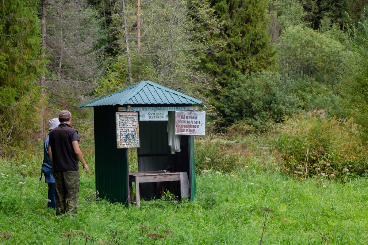 Следует указать, что у Малого Кундыша два основных истока:
- первый исток в небольшом болотце, где местные жители оборудовали священное место, посвященное хозяину воды – Кундыш Кугыза, это место почиталось марийцами и в древние времена; 