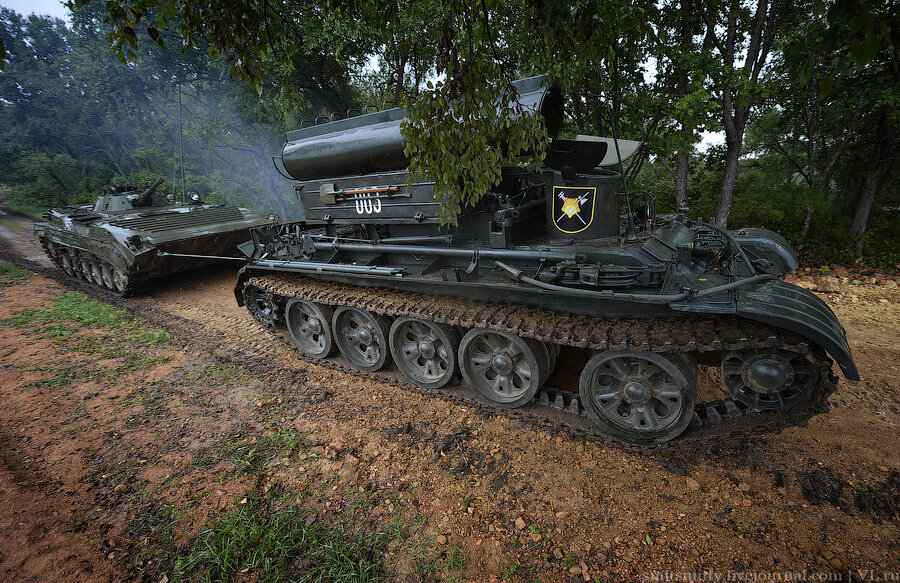 Танковый тягач БТС-4А 101 бригады МТО  эвакуирует поврежденную БМП во время специальных учений МТО Восточного военного округа, 2018 год