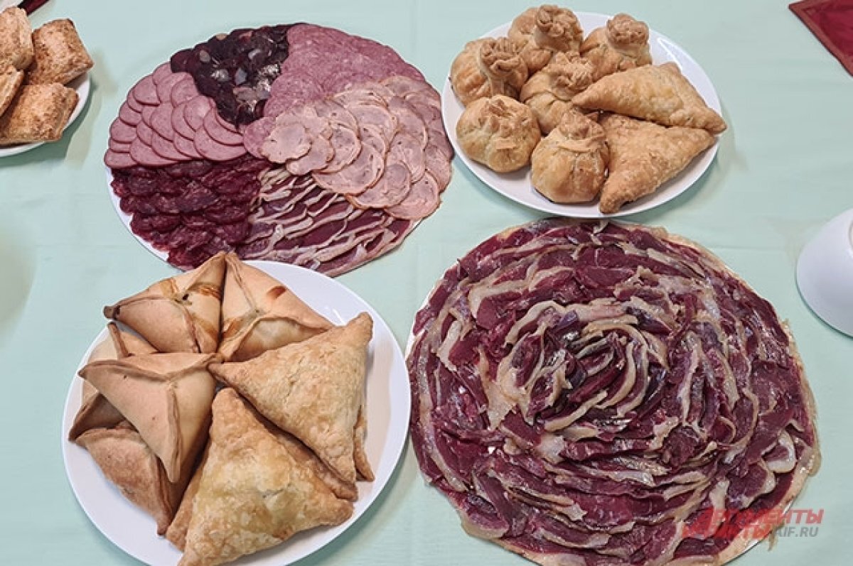    Владимира Путина и лидеров стран СНГ в Казани угостили треугольниками