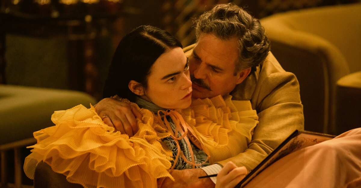 Второй фильм – безумная картина «Бедные-несчастные» режиссёра Йоргоса Лантимоса, чьи работы славятся своей неординарностью: тревожная атмосфера, тусклые краски, механическая игра актёров – всё это делает фильмы Лантимоса неповторимыми. А тут ещё актёрский состав потрясающий, Уиллем Дефо, Марк Руффало и великолепная Эмма Стоун. Эмма — фаворитка этого режиссёра, она играет ещё минимум в 2-3 его фильмах. Особенно яркая вещь — картина «Фаворитка».

Фильм – своеобразная интерпретация истории Франкенштейна, только теперь эксперимент проводится над женщиной. По сюжету в Лондоне 19 века девушка на последних сроках беременности бросается в воду и умирает. Её находит безумный учёный и пересаживает ей мозг её же нерождённого ребёнка.

Критики пророчат фильму большой успех. Кто-то даже сравнивает с «Барби», только более причудливой и для взрослых. Кстати, режиссёр создал эту работу по одноимённому роману шотландского писателя Аласдера Грея. Автор даже благословил Лантимоса на съёмки фильма незадолго до своей смерти, так как являлся поклонником его работ.

Ну а я поклонник качественного кинематографа, поэтому очень жду выхода этих фильмов на экраны. Даже «Убийц цветочной луны» ждал не так сильно 😊