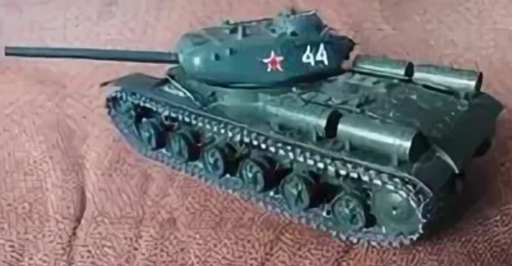 Сборная модель танка КВ-85 из СССР, такая же, что была расстреляна из "воздушки" в босоногом детстве. Фото из просторов интернета. 