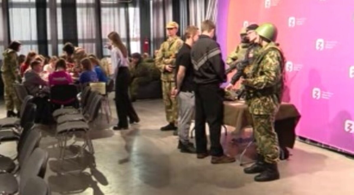    В Курске ко дню Защитника Отечества прошел масштабный урок мужества для ребят из "Движения Первых"