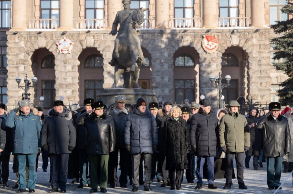    Уральцы возложили цветы к памятнику Жукову в честь Дня защитника Отечества