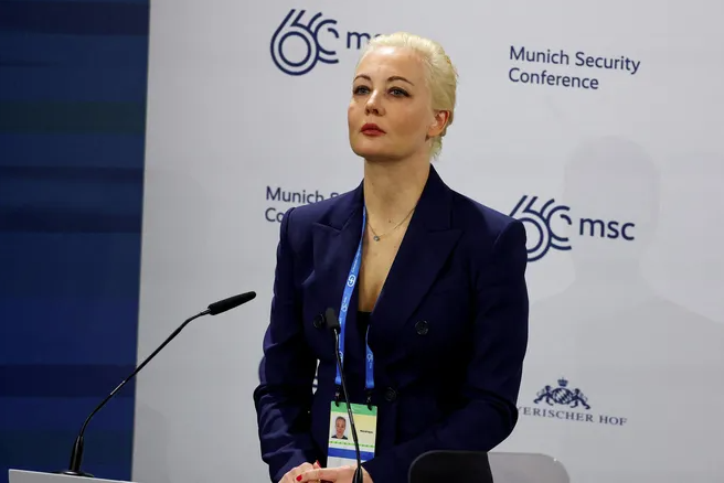 Юлия Навальная вскоре после того, как узнала о смерти мужа © Kai Pfaffenbach/Pool/Reuters