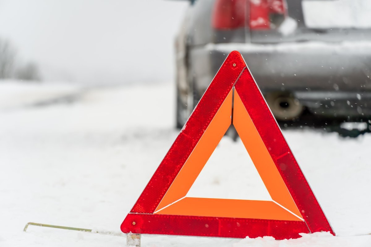    На аварийке.