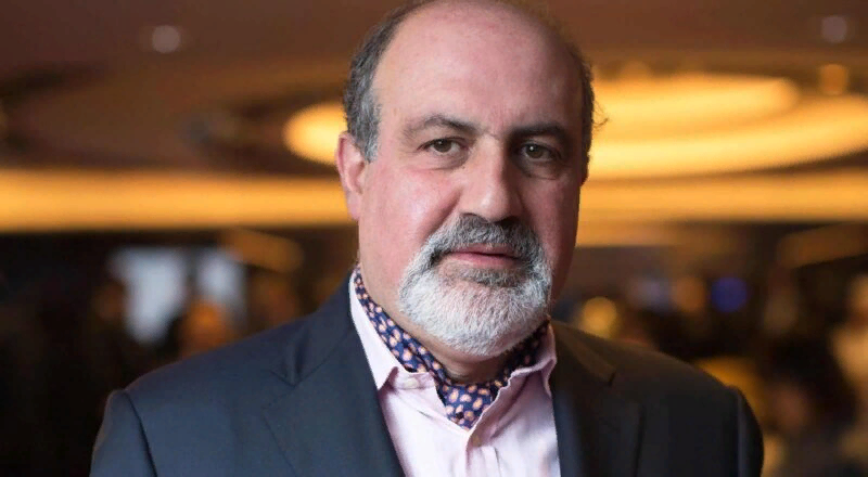 Нассим Николас Талеб – американский эссеист, писатель, статистик и бывший трейдер и риск-менеджер ливанского происхождения. Доктор философии. Основная сфера научных интересов – изучение влияния случайных и непредсказуемых событий на мировую экономику и биржевую торговлю, а также механизмы торговли производными финансовыми инструментами. Автор экономических бестселлеров «Чёрный лебедь» и «Рискуя собственной шкурой. Скрытая асимметрия повседневной жизни».