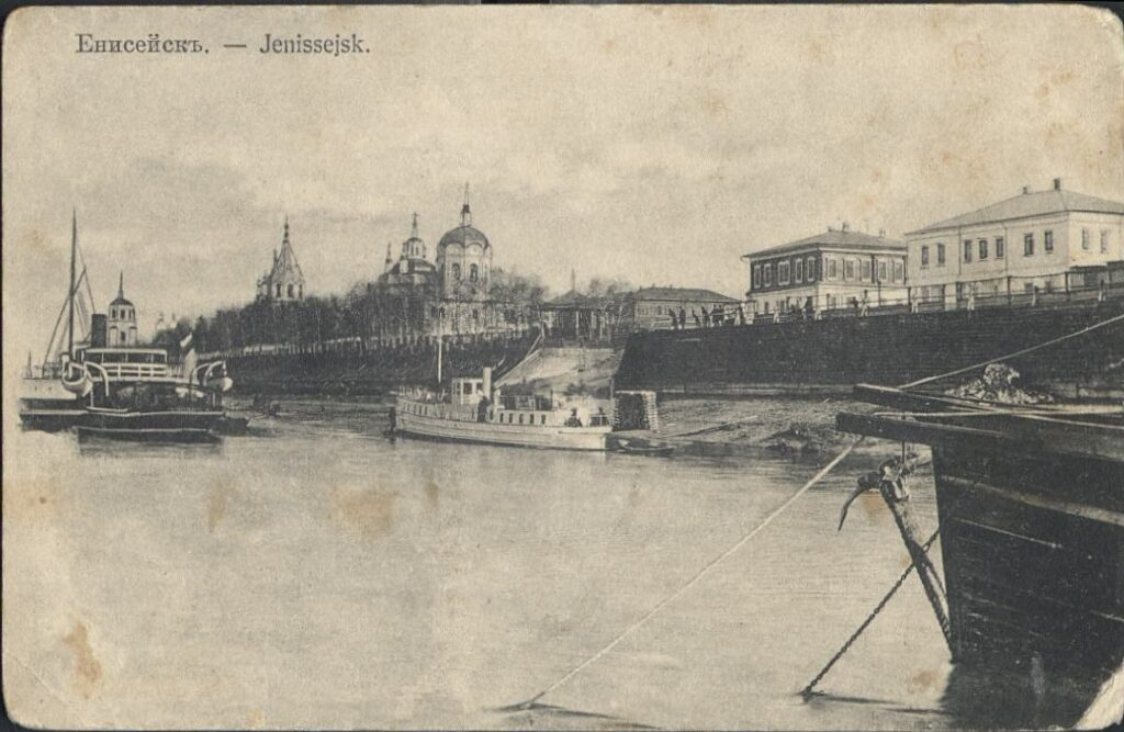 Набережная р. Енисей. Белое каменное здание справа на углу улицы Береговой и Бассейного переулка (здесь размещалась в 1915 году Енисейская школа рыбного дела). Сейчас здесь размещается архив г. Енисейска.