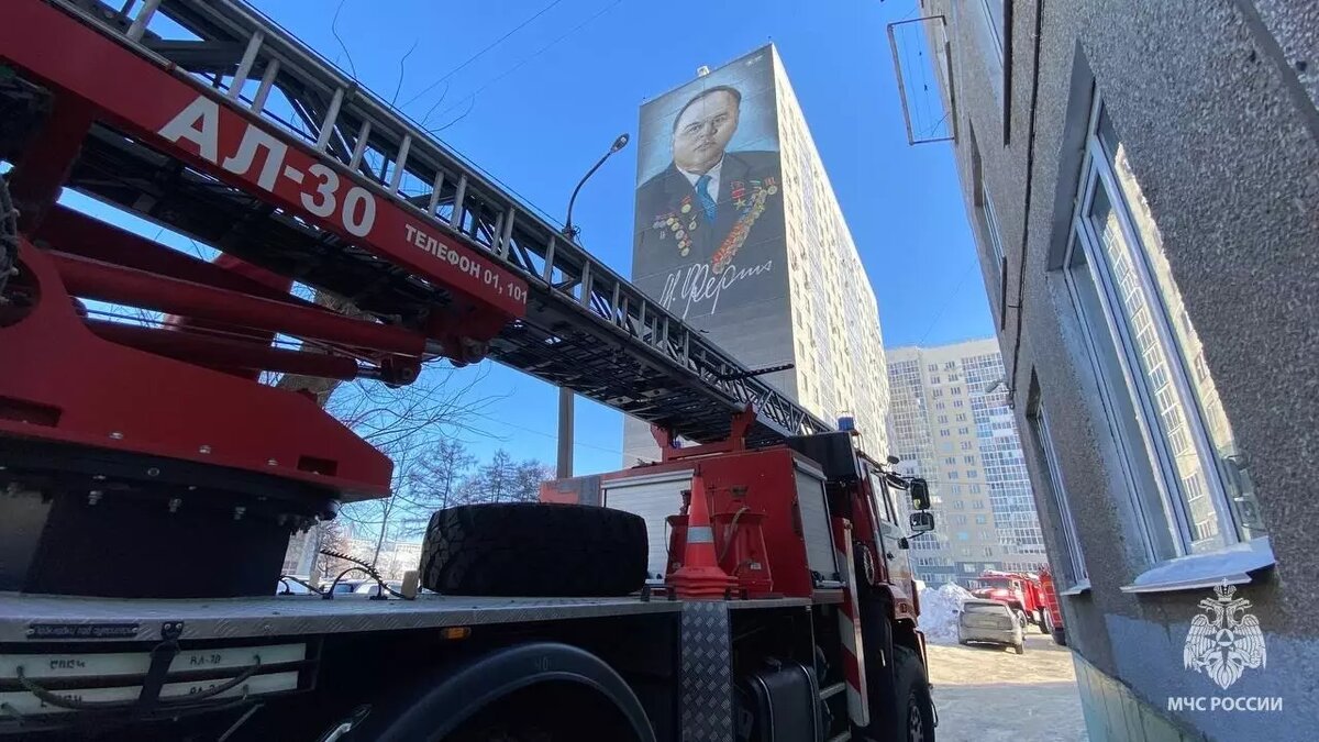     Едкий дым и опасный газ заполнили лестничные марши и коридоры.