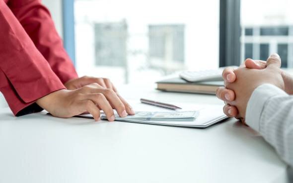 Из-за санкций и ограничений внутри России переводить деньги за рубеж стало намного труднее, чем раньше. Вместе с экспертами разбираемся, как теперь можно отправлять средства за границу