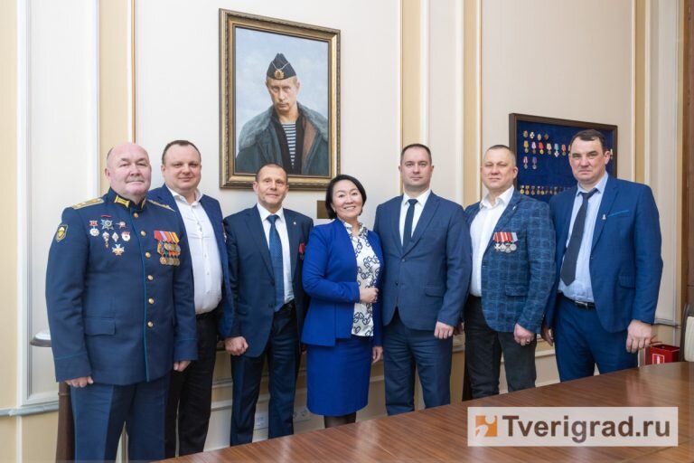    Присутствующие на встрече (слева направо): председатель Тверского регионального отделения межрегиональной общественной организации «Союз Десантников» Андрей Савельев, директор научно-производственного центра «Экспресс», председатель Общественного совета при УМВД Калининского района Александр Петраков, председатель Совета директоров ОАО «Торжокские золотошвеи» Олег Иванов, директор департамента региональной политики РВИО Аяна Шойгу, исполнительный директор РВИО Виталий Мартынюк, полковник в отставке по выслуге лет, начальник по безопасности и режиму Тверского вагоностроительного завода Артём Гатаев, генеральный директор ООО «Объединённые медиасистемы», главный редактор портала Tverigrad.ru, «Пилот радио» Денис Зеленов.