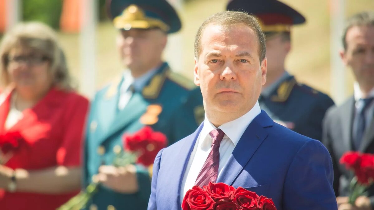     Замглавы Совбеза РФ Дмитрий Медведев в интервью с журналистами заявил, что «ждунов» нужно отправлять на перевоспитание в сибирские лагеря.