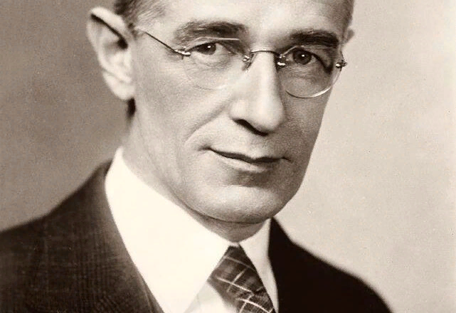 Вэнивар Буш (1890 – 1974) американский ученый, инженер, разработчик аналоговых компьютеров, методолог и организатор научных исследований и научного сообщества. Советник по науке при президенте Рузвельте. Автор статьи «Как мы можем мыслить », в которой предложил прообраз гипертекстового устройства Memex. В 1940 году Вэнивар Буш был назначен председателем Национального исследовательского комитета по вопросам обороны США, а с 1941 по 1947 год возглавлял организацию преемника комитета – Бюро научных исследований и развития, занимавшееся координацией усилий научного сообщества в целях военной обороны, разработкой ядерного оружия и Манхэттенским проектом.