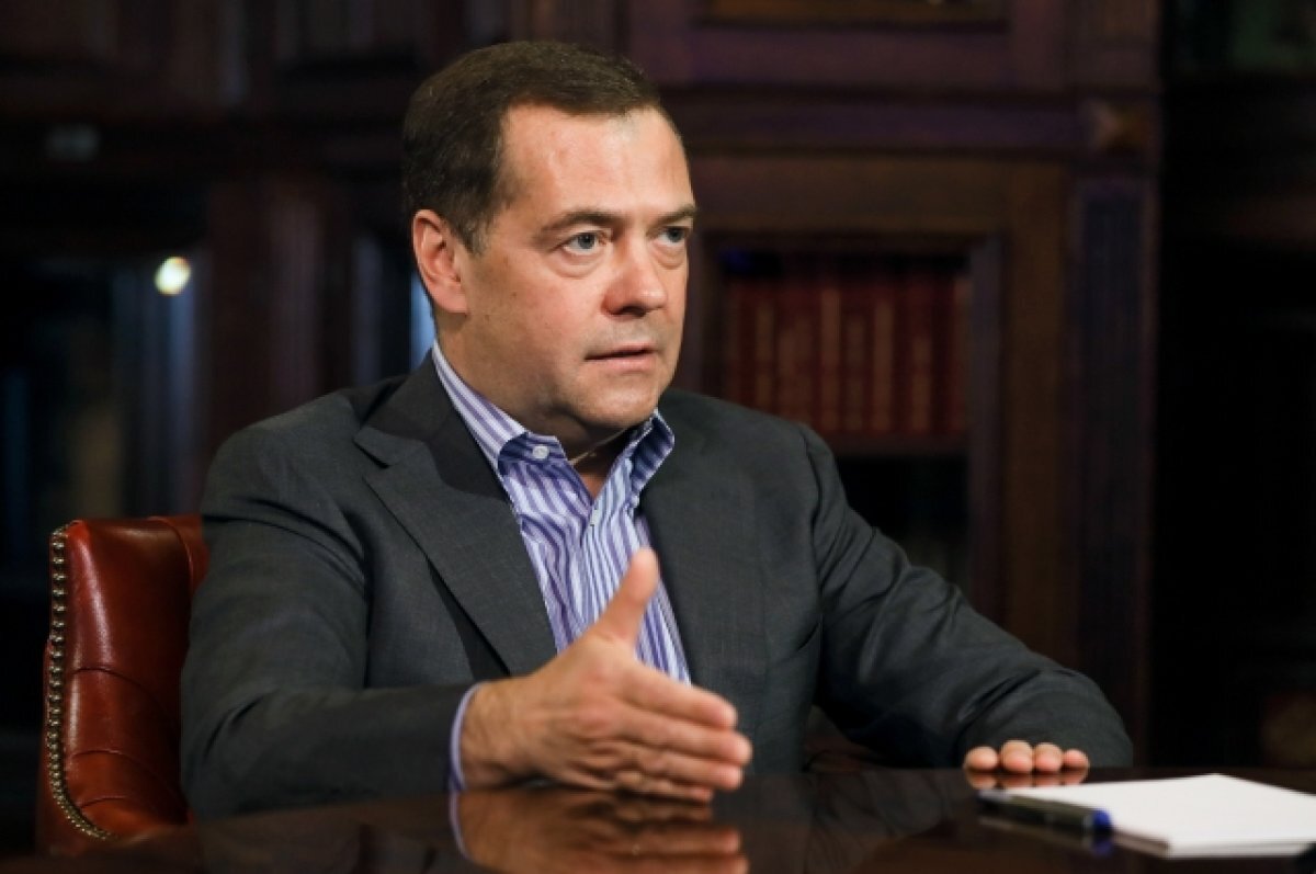    Медведев заявил, что не боится стать нерукопожатным на Западе