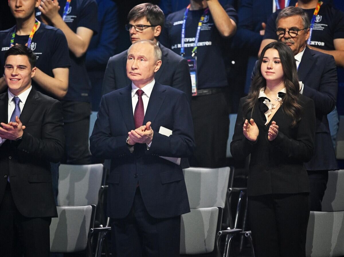    Владимир Путин, Никита Нагорный (слева) и Камила Валиева© РИА Новости / Максим Богодвид