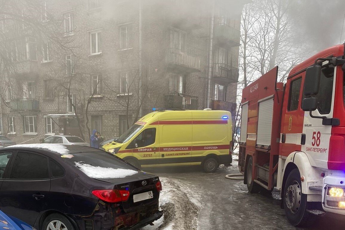 Во Фрунзенском районе сотрудники Росгвардии обнаружили возгорание в  подъезде дома и приняли участие в эвакуации жильцов | Росгвардия Петербурга  | Дзен