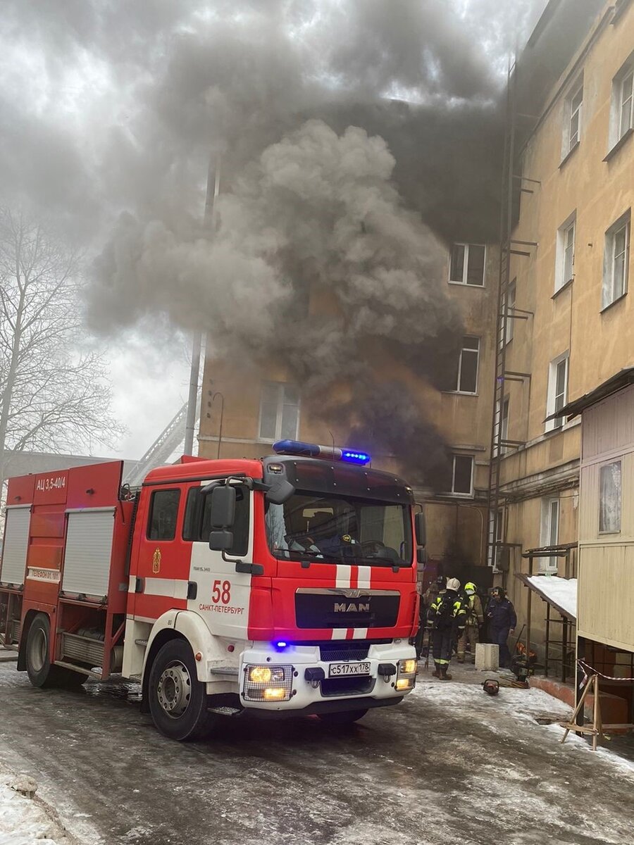 Во Фрунзенском районе сотрудники Росгвардии обнаружили возгорание в  подъезде дома и приняли участие в эвакуации жильцов | Росгвардия Петербурга  | Дзен