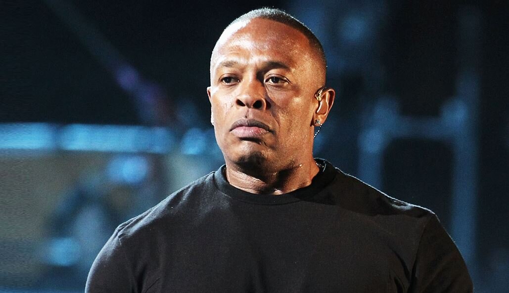 1. Dr. Dre: Легендарный хип-хоп продюсер и рэпер, известный своим уникальным звуком и способностью создавать инновационные биты. Он работал с такими артистами, как Eminem, Snoop Dogg и Kendrick Lamar, и сделал огромный вклад в развитие хип-хопа.