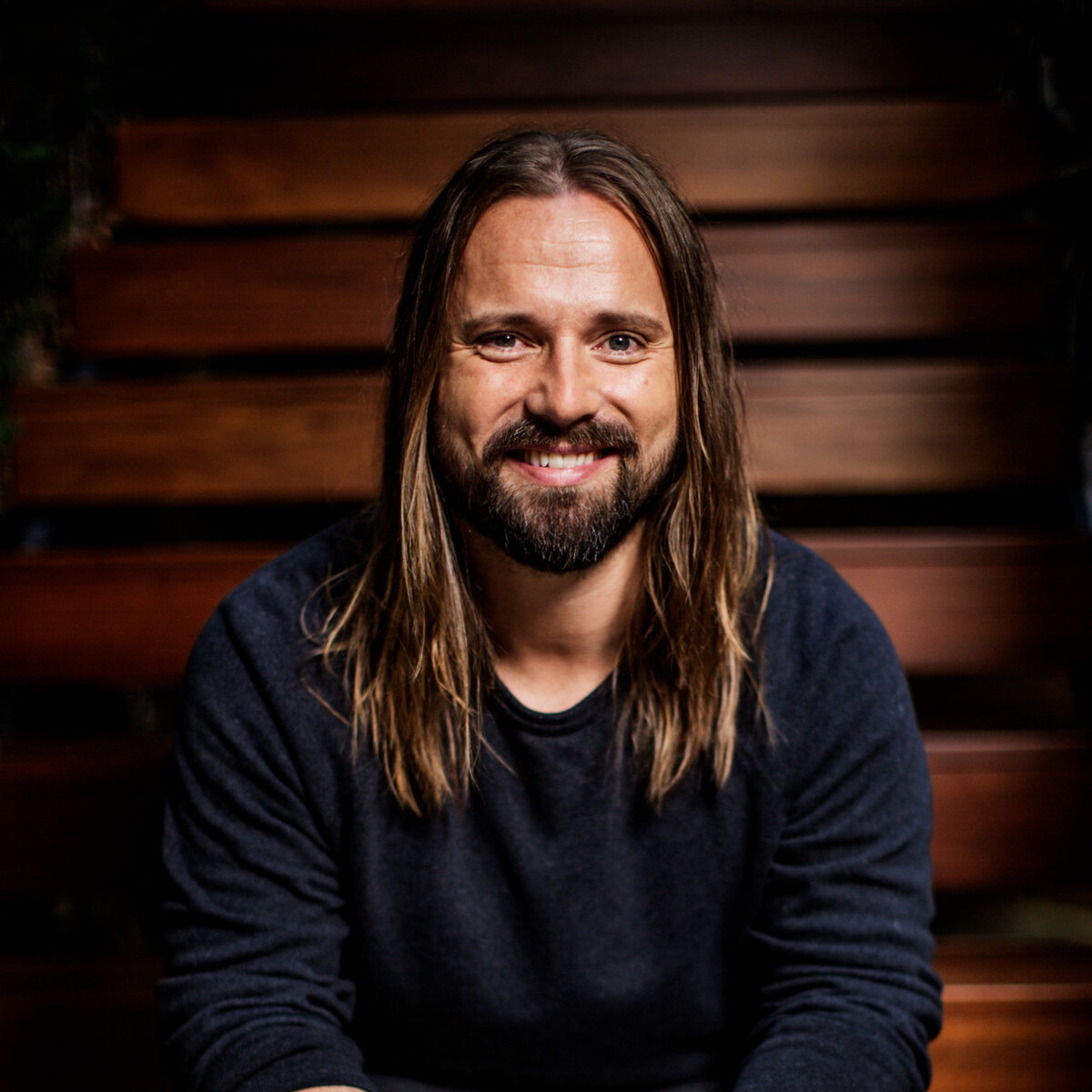 2. Max Martin: Шведский продюсер, соавтор и композитор, чьи песни стали хитами у многих известных артистов, включая Бритни Спирс, Кэти Перри и Тейлор Свифт. Его музыкальные композиции и производство отличаются заразительной мелодичностью и коммерческим потенциалом.