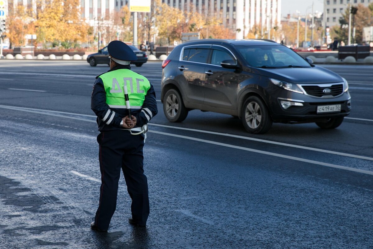 Кто к кому должен подойти, если инспектор ДПС остановил машину | Авто  Mail.ru | Дзен