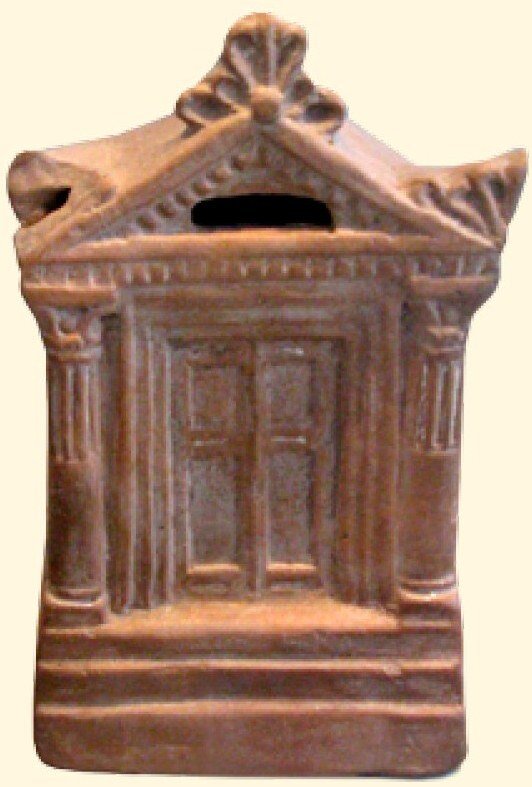 Античный денежный ящик из города Приена. Греция, II в. до н. э. По всей вероятности, использовался для сбора пожертвований на нужды храма. Из книги Луки Пачоли «Сумма арифметики», 1494Автор — Marcus Cyron, Wikimedia Commons; CC BY-SA 3.0