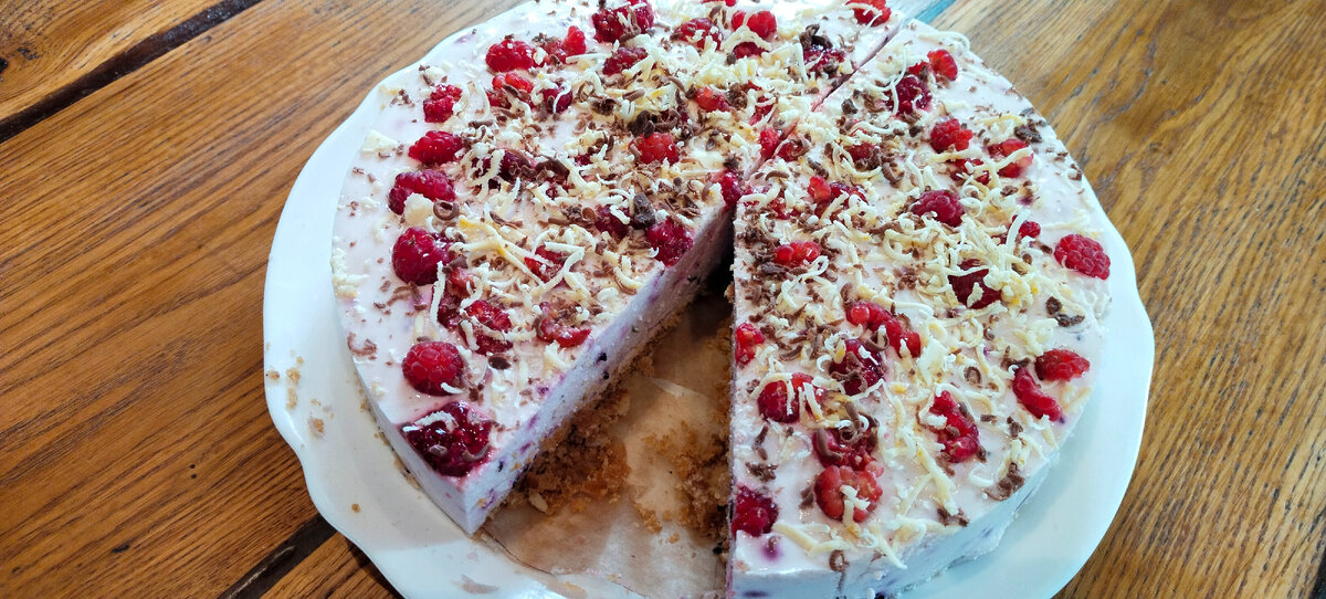 Фото того торта не нашла.Вставила фотографию собственнорусно приготовленного чизкейка.