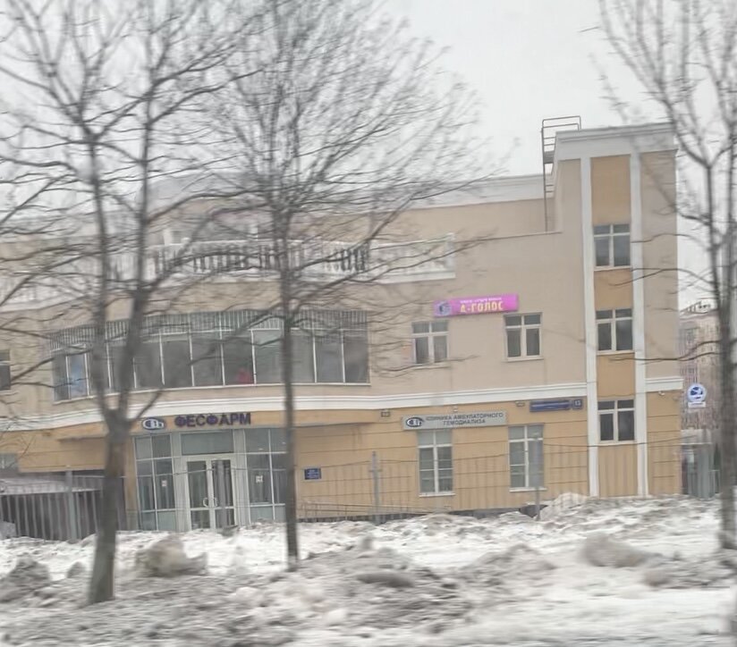 Справа с торца вход в клуб