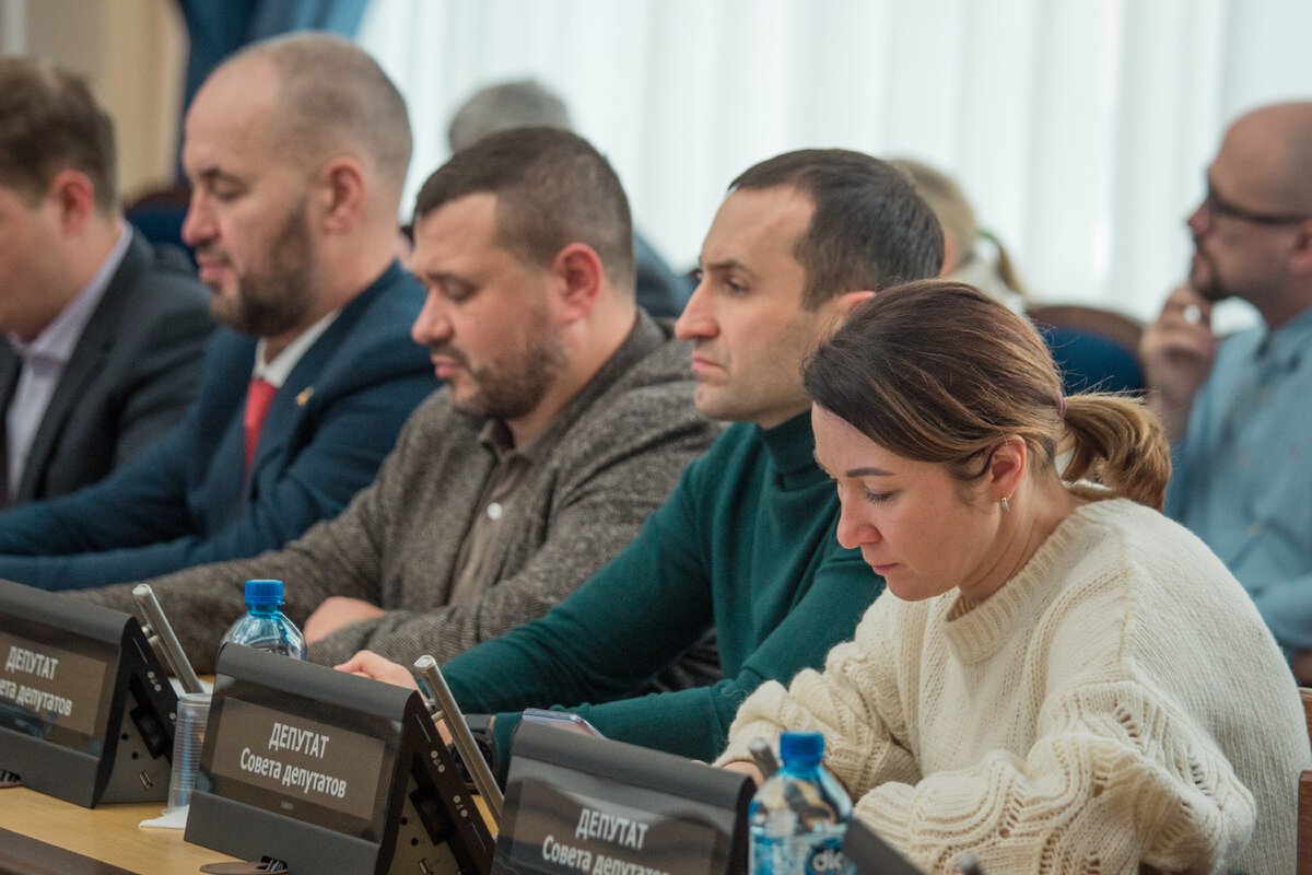 На очередном заседании постоянной комиссии Совета депутатов города Новосибирска по городскому хозяйству депутаты рассмотрели вопрос о планируемых работах по ремонту автомобильных дорог и тротуаров на-2