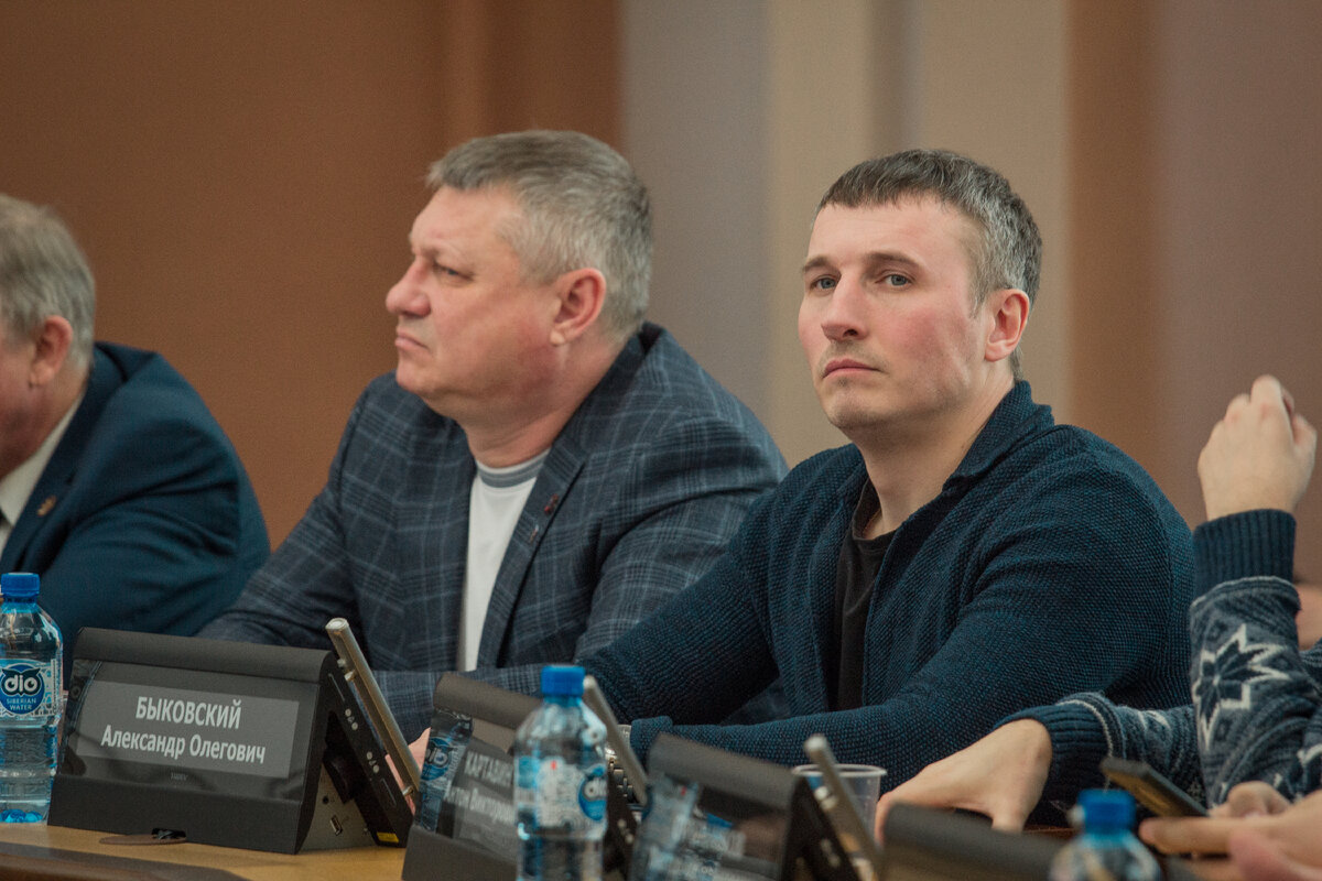 На очередном заседании постоянной комиссии Совета депутатов города Новосибирска по городскому хозяйству депутаты рассмотрели вопрос о планируемых работах по ремонту автомобильных дорог и тротуаров на-2-3