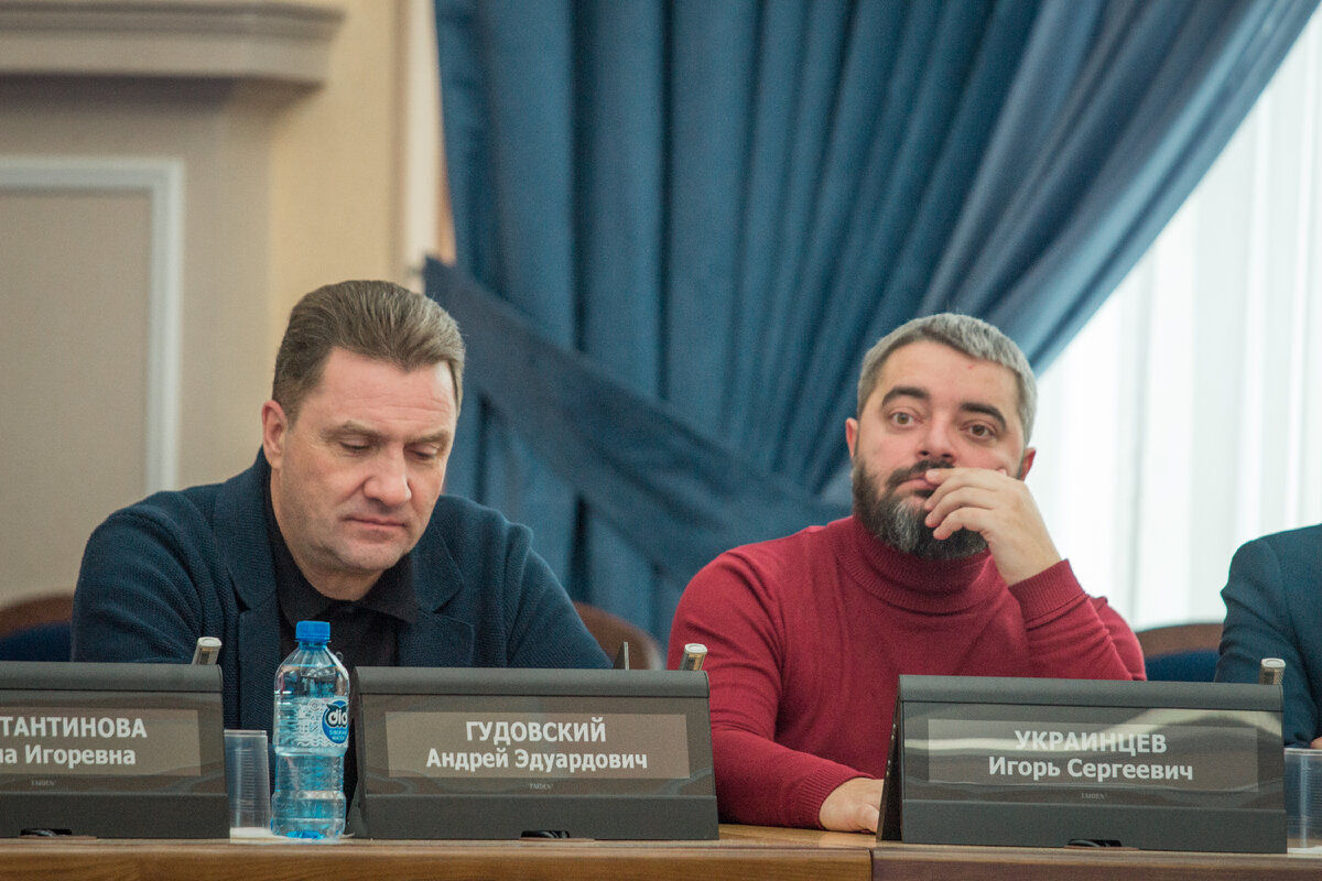 На очередном заседании постоянной комиссии Совета депутатов города Новосибирска по городскому хозяйству депутаты рассмотрели вопрос о планируемых работах по ремонту автомобильных дорог и тротуаров на-2-2