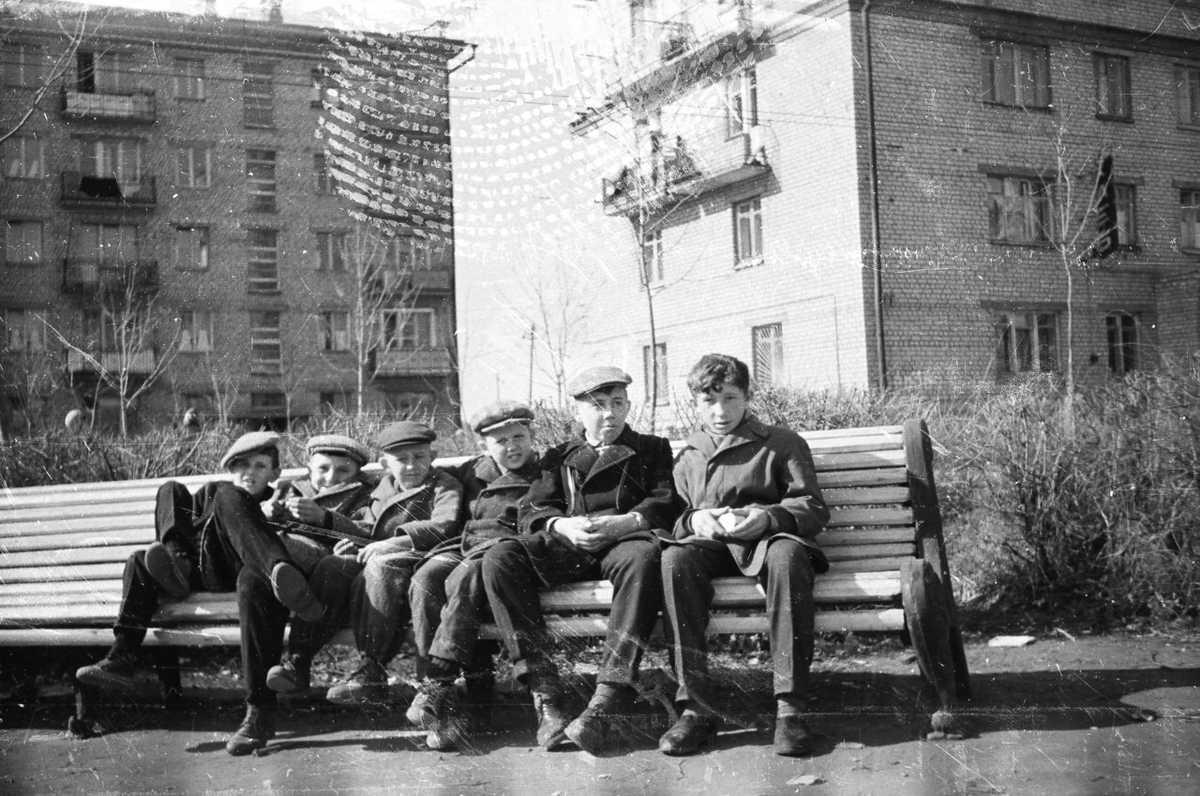 Фото №1. Ребятня на весеннем солнышке в Куйбышеве 1960-х годов