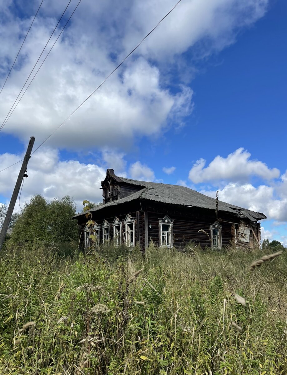 Дом в одной из заброшенных деревень .
