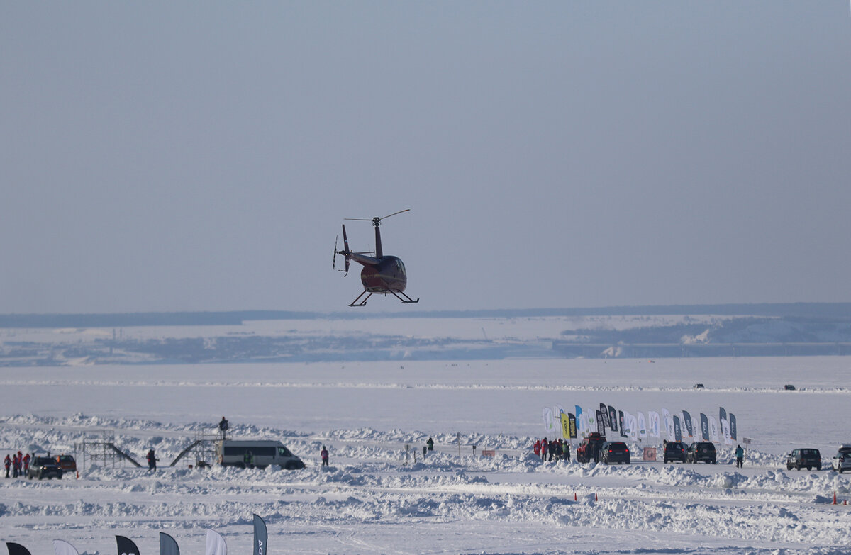 Robinson R44 II завис над Жигулевским морем