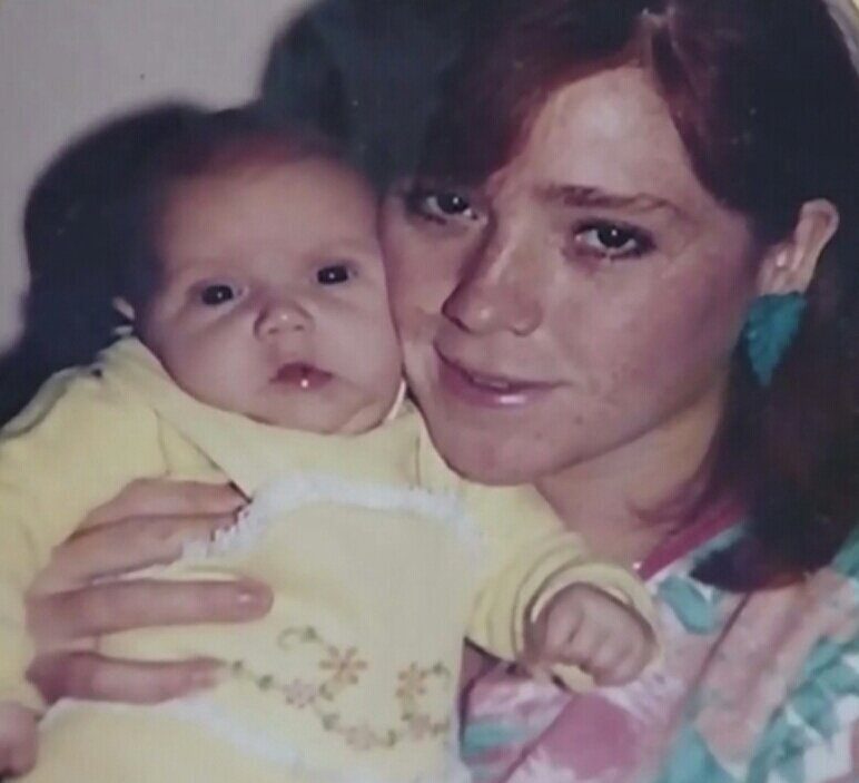 Кейси (в младенчестве) с матерью.