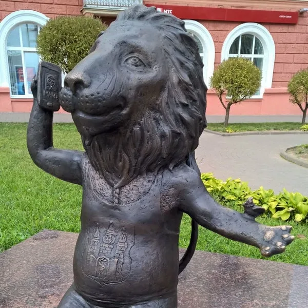 НОВЫЙ ЛЁВА МОГИЛЕВА: СВЕТОДИОДНУЮ СКУЛЬПТУРУ ЛЬВА УСТАНОВИЛИ В ОБЛАСТНОМ ЦЕНТРЕ 