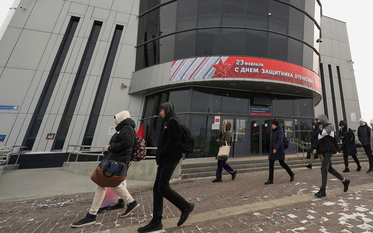 Главное, по словам историка, не забывать поздравлять тех, кто служит на благо Родины.  Фото: ФедералПресс / Елена Ельцова