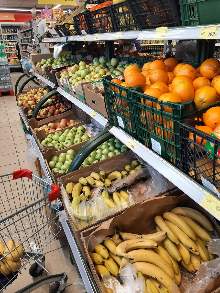 Все фрукты хорошего качества,  некоторые позиции в  ассортименте, напоминаю  что это обычный небольшой сетевой магазин у дома. 