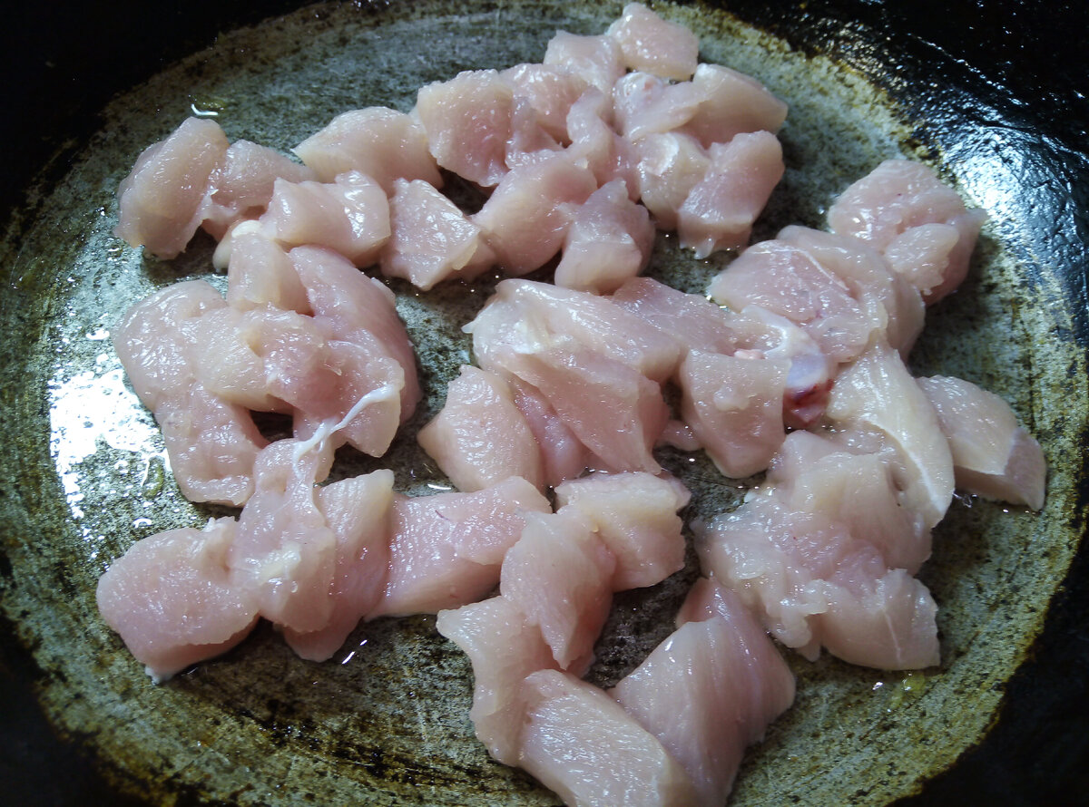 Лук разрезанный. Яблоки нарезанные дольками. Яблоко порезанное кубиками. Нарежьте и положите. Соль в кулинарии.