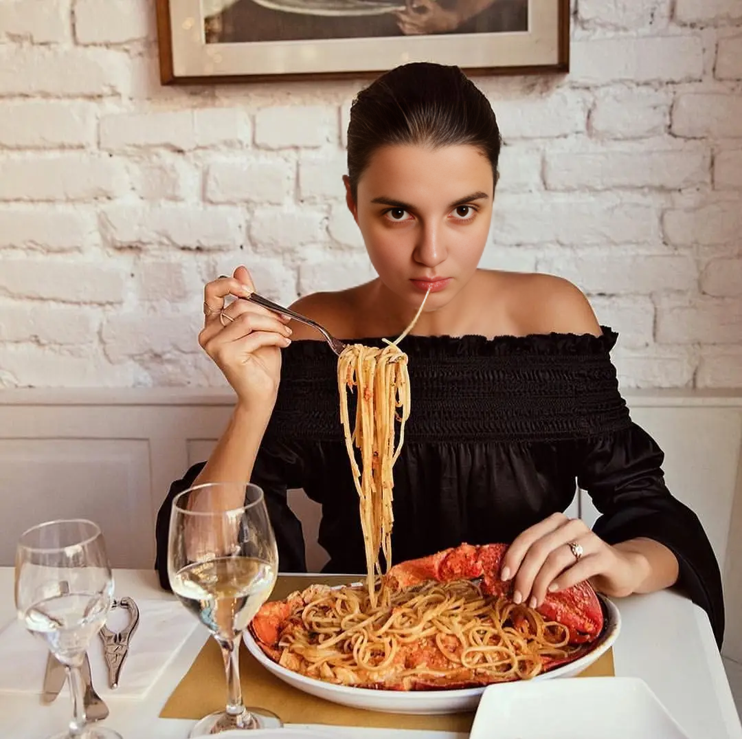 Толстушка с едой. Девушка кушает. Наслаждение едой. Поняла почему толстею это шампунь. Человек толстеет.