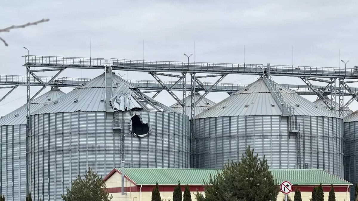     Правительство РФ выделит Белгородской области из резервного фонда до 4,2 млрд рублей. Средства направят на поддержку предприятий, пострадавших от обстрелов ВСУ. Также дополнительные финансовые средства пойдут на строительство жилья для 235 белгородских семей.