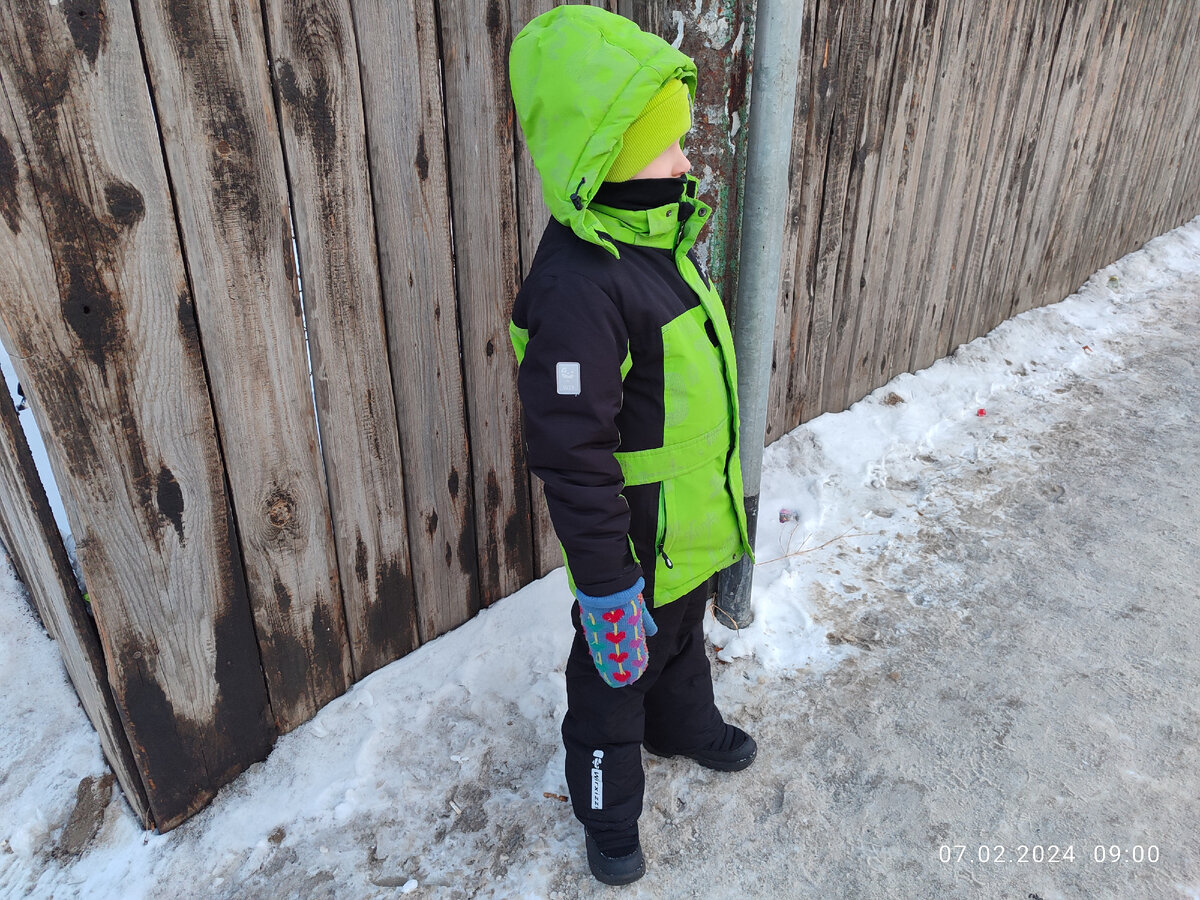 Паша ждёт автобус на остановке. Это был трудный путь домой из поликлиники