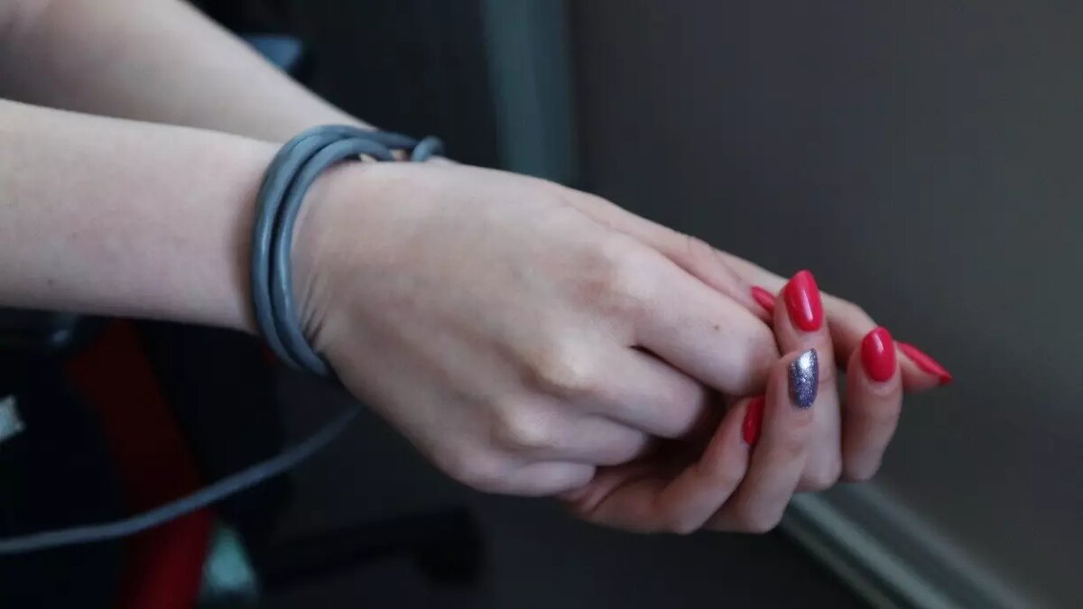     Финансовые трудности заставили тридцатилетнюю девушку обратиться за помощью к знакомой. Та поняла обращение по-своему, заставив взять кредит, отобрав телефоны и заставив её продавать собственное тело.