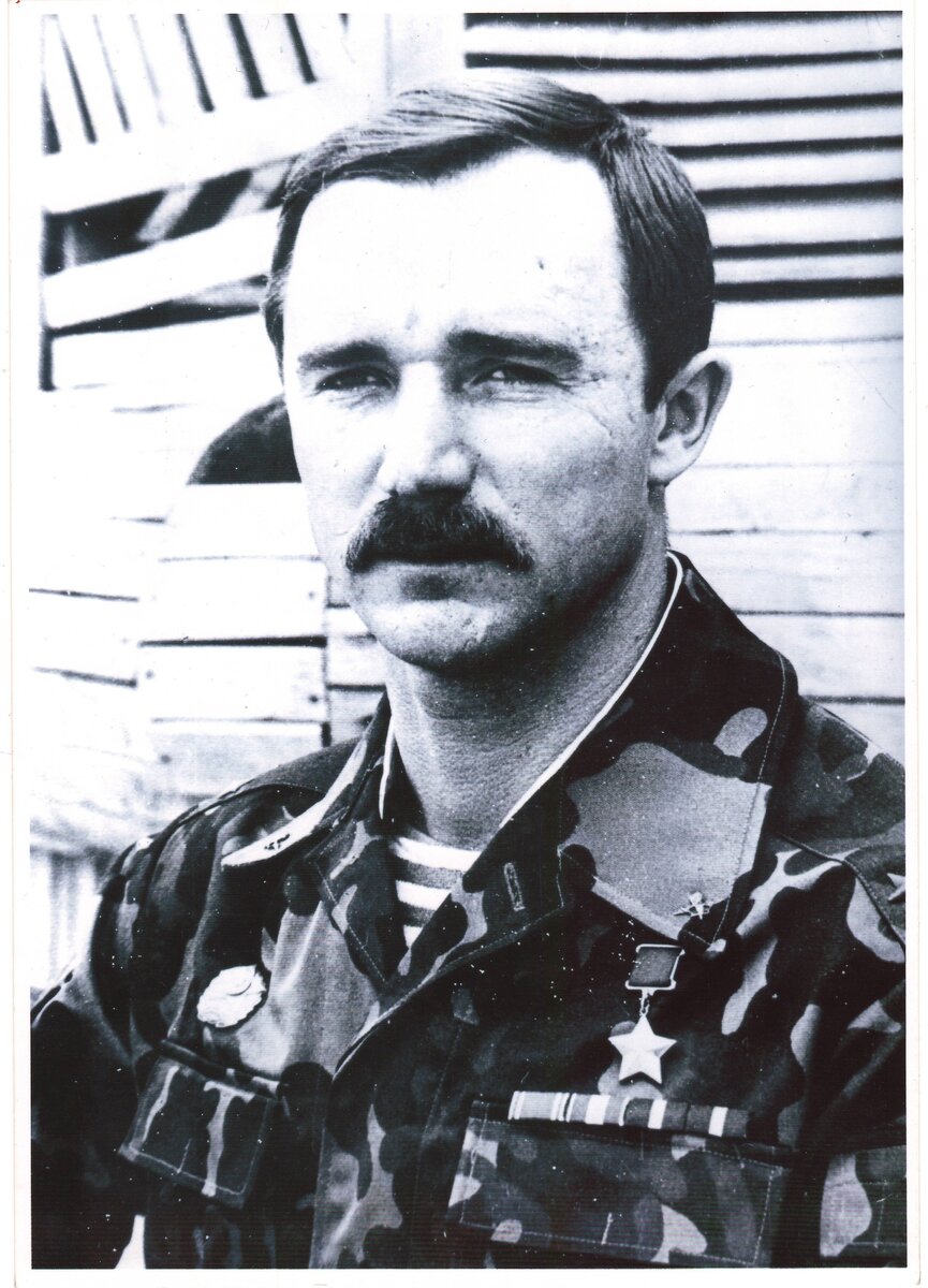 Генерал-полковник, Герой Советского Союза, командир 9-й роты парашютно-десантного 345-го полка Валерий Востротин.
