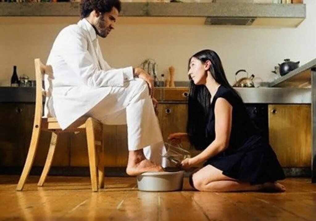 Муж и жена читают библию. Чтение библии на природе. Читать семья мужа. Современная семья. Читать семья мужа.