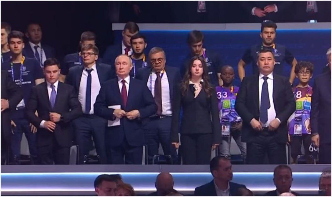 Скрин с прямой трансляции церемонии открытия