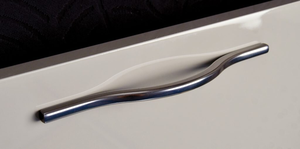 Глянцевые и блестящие материалы хорошо смотрятся, но требуют постоянной чистки