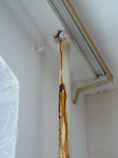 течет стояк холодной или горячей воды 