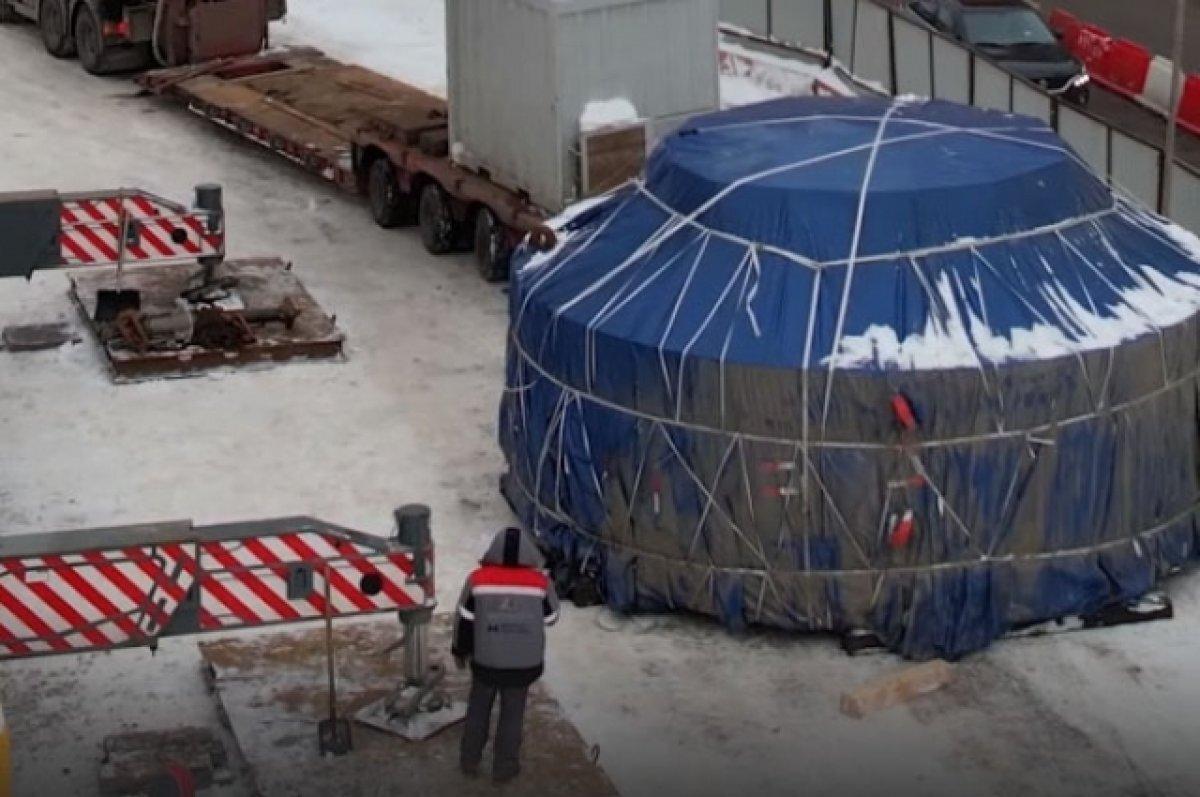    Тоннелепроходческий щит доставили на стройплощадку метро на улице Горького